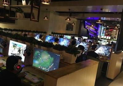 lol主播董小颯開(kāi)弱雞網(wǎng)咖 網(wǎng)友持續(xù)捧場(chǎng)