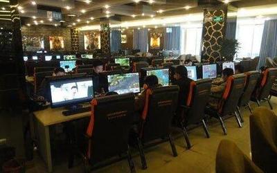 男子穿短褲吃住在網吧 店員怕他受凍報警_社會_新聞中心_長江網_cjn.cn