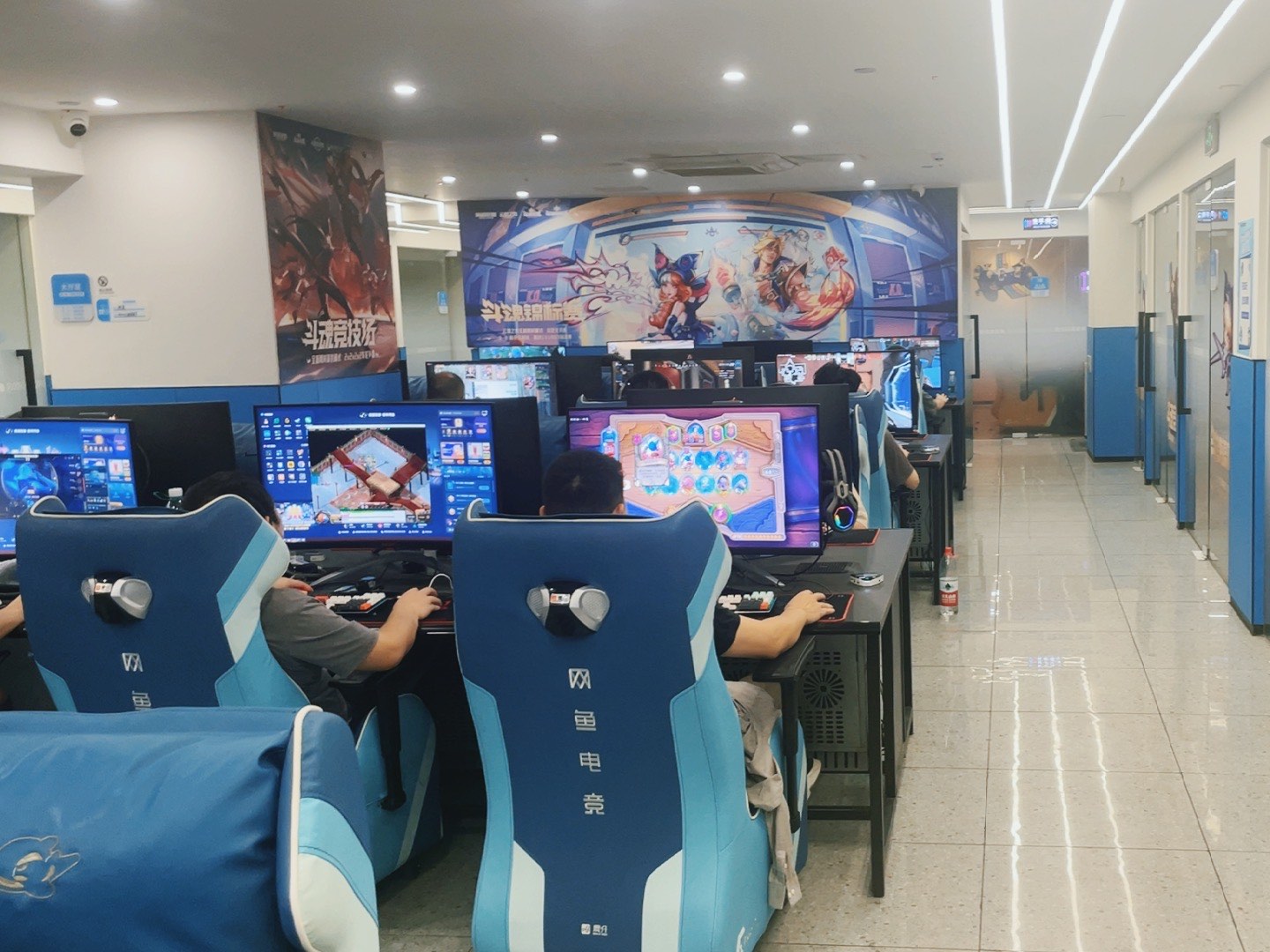 這家網吧簡直是上網者的天堂!