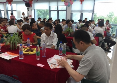 曾在蘋果手機代工廠的網吧青年:這里是一片天地,人來人去