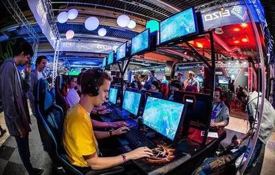 &ldquo;網吧之最&rdquo;:王者榮耀開黑場面壯觀!