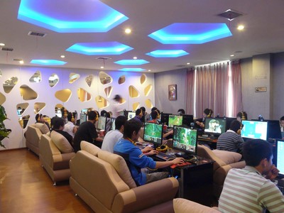 在網(wǎng)吧遇見那種玩游戲就開罵并且聲音很大的人,該怎么辦?