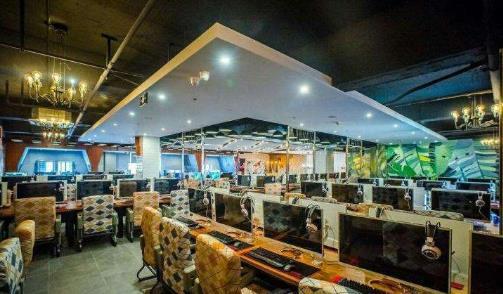 工資才2000多的網吧收銀員，為何那么多漂亮妹子愿意做？背后的原因很現實